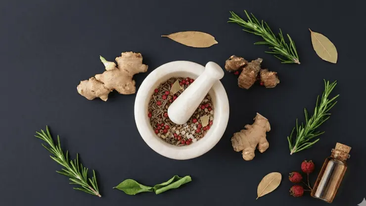 una tavola nera che mostra con una visuale dall'alto di cibi genuini e con principi attivi curativi utilizzati in naturopatia